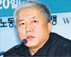 기자회견하는 김동만 한국노총 위원장.