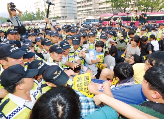 < 차벽이 없고… > 지난해 8월23일 서울 광화문광장에서 열린 세월호 특별법 제정 촉구 집회 참가자들이 유가족이 농성 중인 청운동 주민센터 방향으로 행진하다 경찰과 충돌하고 있다.