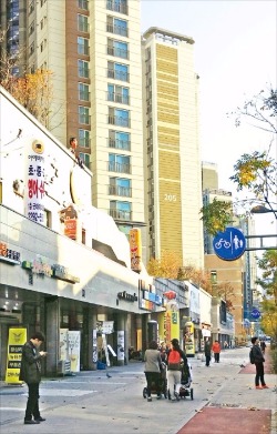올해 4월 완공된 서울 성동구 왕십리뉴타운1구역에서 주부들이 유모차를 끌고 단지 내 상가 주변을 지나고 있다. 문혜정 기자