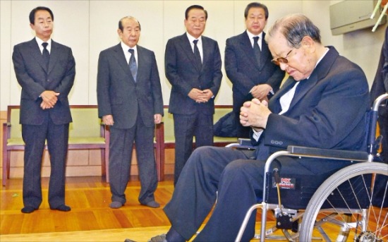 김종필 전 국무총리가 22일 서울 종로구 서울대병원에 마련된 김영삼 전 대통령의 빈소를 찾아 조문하고 있다. 사진공동취재단