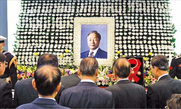 22일 서울 종로구 서울대병원 장례식장에 마련된 김영삼 전 대통령의 빈소에서 조문객들이 묵념하고 있다. 사진공동취재단