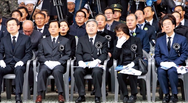 황교안 국무총리(왼쪽부터), 한민구 국방부 장관, 고 서정우 하사의 부친 서래옥 씨와 모친 김오복 씨, 박원순 서울시장 등이 23일 서울 용산구 전쟁기념관에서 열린 연평도 포격 도발 5주기 행사에서 영상을 보며 슬퍼하고 있다. 연합뉴스 