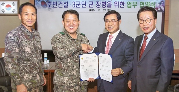 김병주 육군 3군단장(왼쪽 두 번째)과 전중규 호반건설 대표(세 번째)가 24일 1사1병영 협약서를 들고 협력을 다짐하고 있다. 3군단 제공