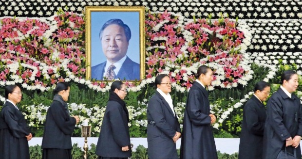 원불교 교무(성직자)들이 24일 서울 여의도 국회 본관 앞에 차려진 김영삼 전 대통령의 분향소에 헌화한 뒤 이동하고 있다. 연합뉴스