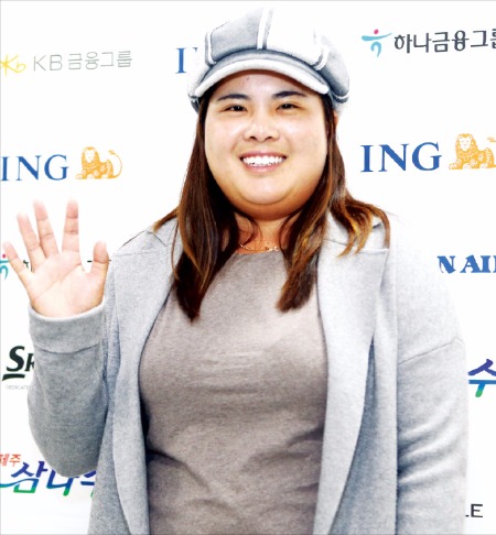 부산 김해국제공항을 통해 24일 입국한 박인비가 밝은 표정으로 기자회견을 하고 있다. 연합뉴스