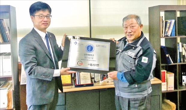 서동경 부산연구개발특구 본부장(오른쪽)이 지난 24일 부산 동서기연 사무실에서 김광곡 동서기연 대표에게 첨단기술기업 지정서를 전달하고 있다. 부산연구개발특구 제공