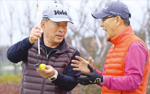 이준기 회장은 몇년 전 퍼팅 입스(샷 실패 불안으로 인한 근육 경직 증세)가 갑자기 와 롱퍼터를 쓰기 시작했다. 직진성이 좋아지는 날 퍼팅을 쉽게 하기 위해선 퍼터를 지면에서 약간 들어주는 게 좋다. 당구에서 공의 윗부분을 큐로 밀어치는 것과 같은 원리다. 신경훈 기자 nicerpeter@hankyung.com