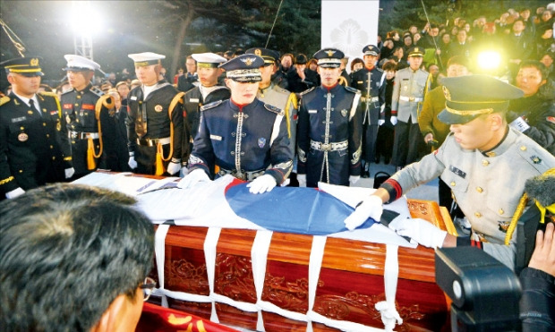 26일 오후 국립서울현충원에서 열린 김영삼 전 대통령 안장식에서 의장대가 관에서 태극기를 벗겨 접고 있다. 사진공동취재단