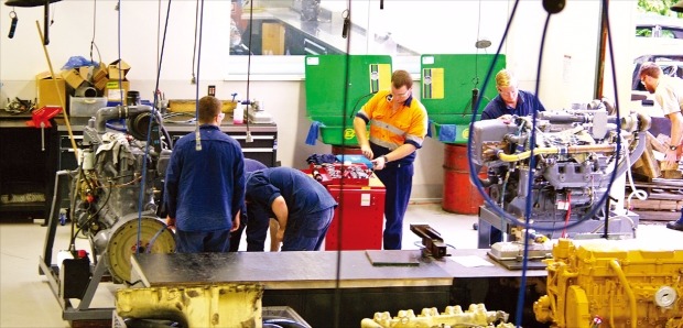 호주의 직업훈련기관인 시드니TAFE 올티모캠퍼스에서 학생들이 자동차 정비 실습을 하고 있다. 백승현 기자