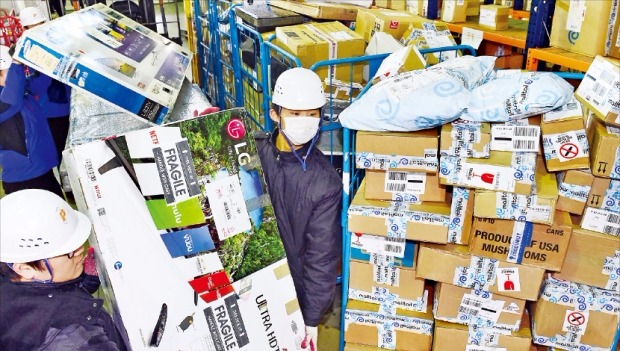 미국 블랙프라이데이 세일 시즌을 맞아 국내 소비자들이 인터넷을 통해 외국에서 구매한 상품이 27일 인천 중구 범한 판토스 특송물품 보세창고에서 통관절차를 기다리고 있다. 허문찬 기자 sweat@hankyung.com