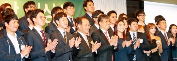 ‘2015 대한민국 인재상’ 수상자들이 황우여 부총리 겸 교육부 장관(앞줄 왼쪽 네 번째), 김승환 한국과학창의재단 이사장(다섯 번째)과 함께 기념촬영하고 있다. 연합뉴스