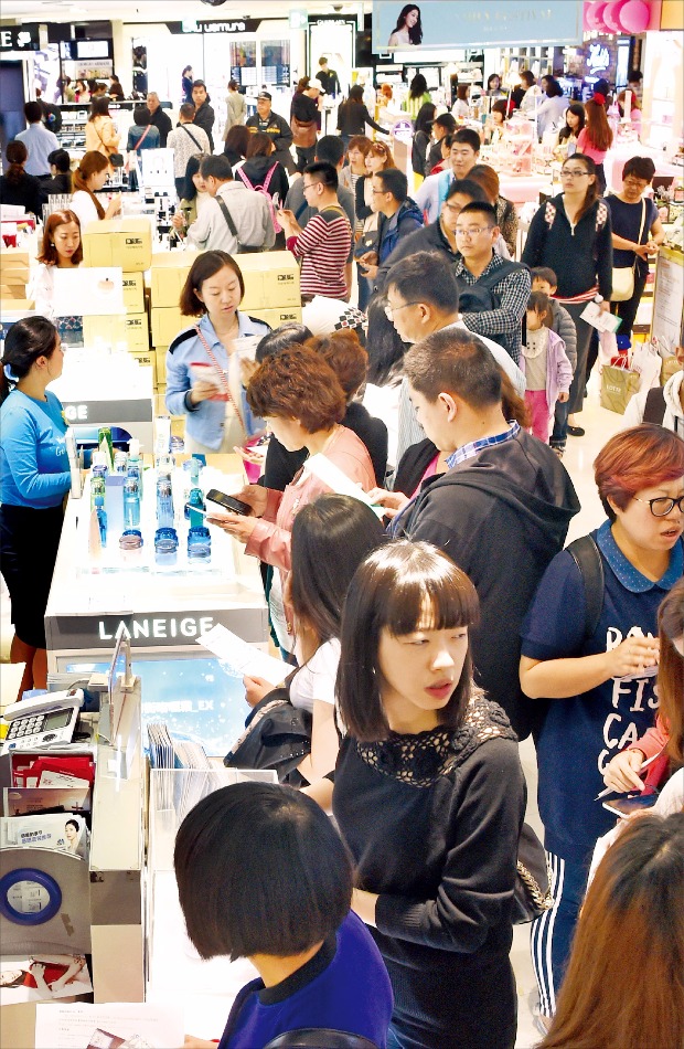 [명품의 향기] 명품 브랜드가 반값이네! 면세점 연말 '블프' 스타트