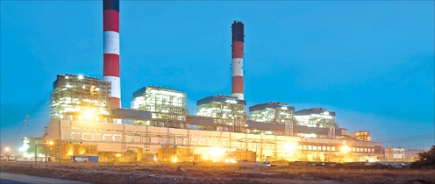두산중공업이 2007년 당시 세계 최대 규모(800㎿ 5기)로 수주해 2013년 완공한 인도 문드라 석탄화력발전소. 두산그룹 제공 