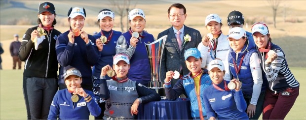 ING생명챔피언스트로피 2015 대회에서 우승을 차지한 LPGA팀 선수들이 메달을 들고 활짝 웃고있다. 연합뉴스