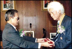 1996년 인도네시아 국가발전에 기여한 공로로 남방개발 최계월회장(오른쪽)이 인도네시아 대사로부터 훈장을 수여받고 있다. 