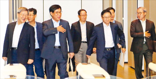 사장단 회의를 마친 삼성 계열사 사장들이 서울 서초구 삼성전자 사옥을 나서고 있다. 한경DB 
