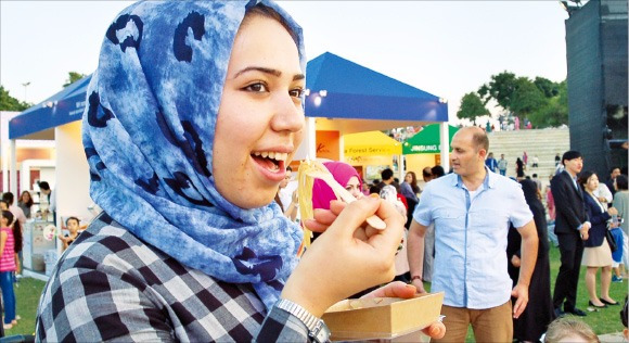 지난 27일 아랍에미리트(UAE) 두바이 자빌공원에서 열린 ‘K푸드 페어’에서 히잡을 쓴 현지 여성이 잡채를 시식하고 있다. 한국농수산식품유통공사 제공