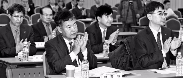 서울 명동 은행회관에서 30일 열린 ‘2015년 한국금융학회 동계 정책심포지엄’에서 참석자들이 박수를 치고 있다. 김범준 기자 bjk07@hankyung.com