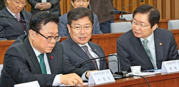 < 머리 맞댄 주무장관들 > 이동필 농림축산식품부 장관(왼쪽부터), 윤상직 산업통상자원부 장관, 김영석 해양수산부 장관이 30일 국회에서 열린 한·중 자유무역협정(FTA) 여·야·정 협의체 전체회의에 참석해 얘기하고 있다. 연합뉴스