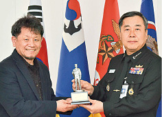 '연평해전' 제작 김학순 감독, 해군에 1억원 장학금 기탁