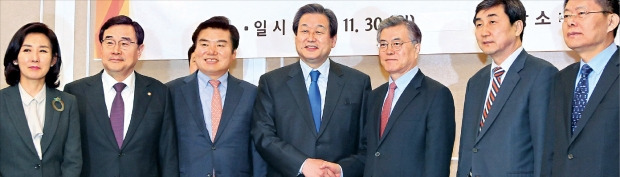 < 여야 대표 한·중 FTA 비준 합의 > 김무성 새누리당 대표(왼쪽 네 번째)와 문재인 새정치민주연합 대표(다섯 번째)가 30일 국회에서 한·중 자유무역협정(FTA) 비준동의안 처리에 합의한 뒤 악수하고 있다. 신경훈 기자 nicerpeter@hankyung.com