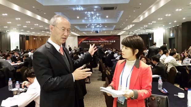 안병도 산단공 부이사장(왼쪽)이 17일 지밸리컨벤션센터에서 중국 혜주시 관료와 ‘한·중기업수출상담회‘의 지속적인 개최 방안에 대해 이야기하고 있다. 김낙훈 기자