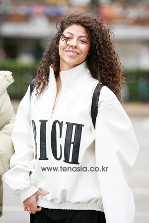 [TENPHOTO] 라니아 알렉산드라, 공중파 첫 출근에 밝은 미소 (뮤직뱅크 출근길)