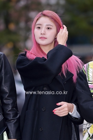 [TENPHOTO] EXID 정화, 손톱도 머리카락이랑 같이 핑크 깔맞춤 (뮤직뱅크 출근길)