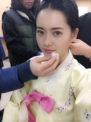 &#39;조선마술사&#39; 고아라, 빛나는 단아한 한복 자태 &#34;감기 조심하세요&#34;