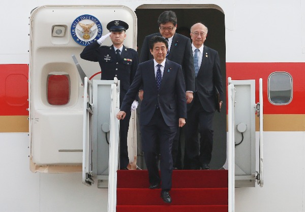 아베 신조(安倍晋三) 일본 총리가 한일중 및 한일 정상회담 등에 참석하기 위해 1일 성남 서울공항을 통해 방한, 전용기에서 내리고 있다. 연합뉴스