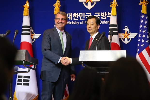  한민구 국방장관(오른쪽)과 애슈턴 카터 미 국방장관이 2일 오후 서울 용산 국방부에서 열린 한미 안보협의회 관련 기자회견를 마친 뒤 악수하고 있다.연합뉴스