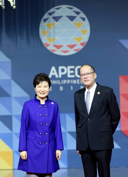 박근혜 대통령이 19일 APEC 정상회의가 열린 마닐라 필리핀 인터내셔널 컨벤션센터(PICC)에 도착, 아키노 필리핀 대통령과 기념촬영하고 있다.     연합뉴스