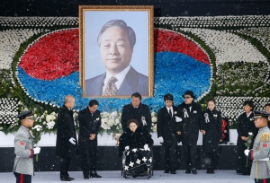 '서설' 흩날린 국가장…김영삼 前대통령 영결식 국회서 엄수