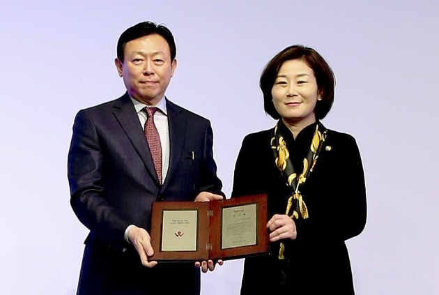 신동빈 롯데그룹 회장이 김희정 여성가족부 장관에게 감사패를 증정하고 있다.(사진=롯데그룹 제공)