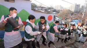 한국영상자료원, 저소득 가구에 연탄 기증해