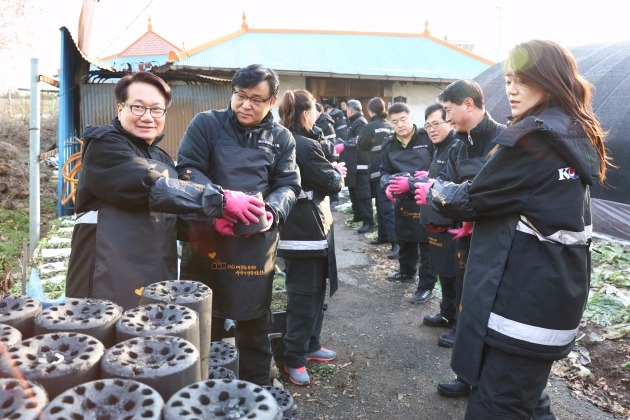 지창훈 대한항공 총괄사장(왼쪽 첫번째)과 조현민 통합커뮤니케이션실 전무(오른쪽 첫번째) 등을 비롯한 임직원들이 연탄을 나르고 있다. 사진=대한항공 제공