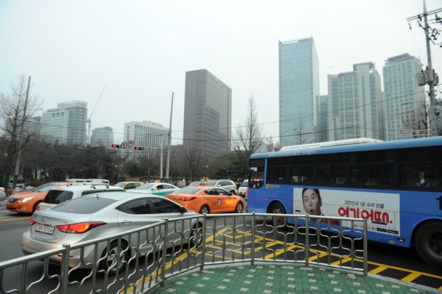 [뉴스래빗TV] 서울역고가 폐쇄 이틀째...또 주차장 방불 