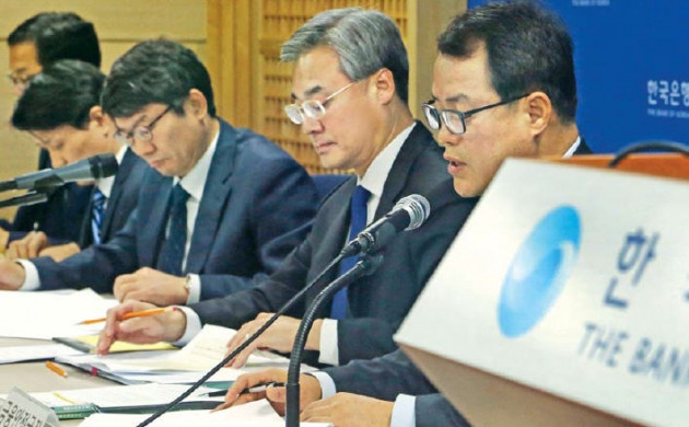 허재성 한국은행 부총재보(오른쪽 두 번째)와 조정환 금융안정국장(첫 번째) 등 한은 관계자들이 22일 서울 남대문로 한국은행에서 금융안정보고서의 세부 내용을 설명하고 있다. 연합뉴스