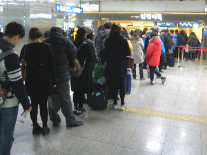 삼진어묵 부산역 매장에서 손님들이 어묵을 사기 위해 줄을 서 있다. 부산=김태현  기자 