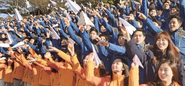 종이 비행기는 세찬 바람을 거스르지 못하고 추락하고야 마는 나약한 존재다. 그럼에도 많은 사람들이 종이 비행기에 소원을 적어 하늘로 날리려 무던히 애를 쓴다. 권태원 시인이 노래했듯이 종이 비행기는 금세 추락하더라도 ‘다 버리고 돌아서면 잎사귀처럼 바스락거리는 기쁨과 희망’으로 느껴지기 때문일 것이다. 만만찮은 대내외 여건에 둘러싸인 한국 경제도 종이 비행기 같은 신세다. 힘차게 종이 비행기를 날리는 KEB하나은행 신입사원들처럼 한국 경제에 대한 희망을 담아 종이 비행기를 다시 한 번 날려본다. 강은구 기자 egkang@hankyung.com