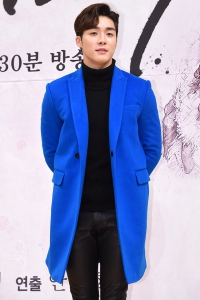 [포토] 서하준, '파란 코트도 멋지게 소화~'