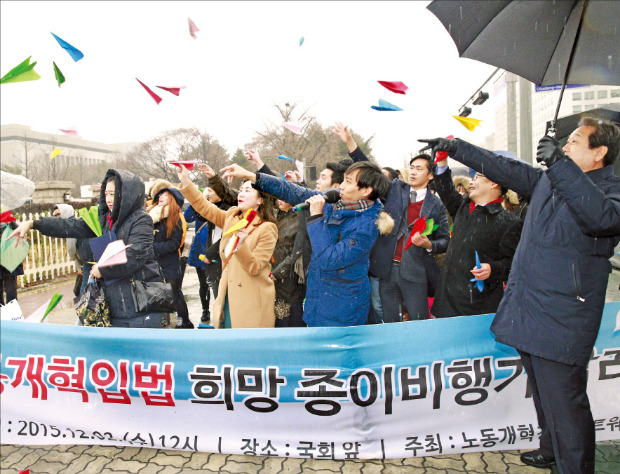 < 노동개혁법 처리 ‘종이 비행기’ > 노동개혁청년네트워크 주최로 2일 국회 앞에서 열린 노동개혁 및 경제활성화 법안 통과 촉구 기자회견에서 김무성 새누리당 대표(오른쪽)가 참석자들과 함께 국회와 기업, 노조에 바라는 메시지를 적은 종이비행기를 날리고 있다. 연합뉴스