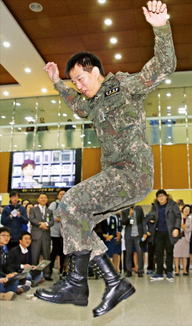 지난 8월 비무장지대(DMZ)에서 북한의 목함지뢰 도발로 오른쪽 발목을 절단한 김정원 하사가 2일 건강한 모습으로 서울중앙보훈병원에서 퇴원하던 도중 점프를 하고 있다. 오른쪽 다리에 의족을 착용한 김 하사는 취재진이 걷는 모습을 보여주기를 요청하자 직접 점프까지 했다. 연합뉴스