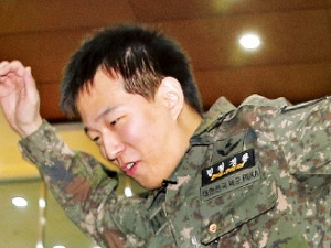 '북한 DMZ 지뢰도발' 부상 딛고 두 발로 걷고 뛴 김정원 하사