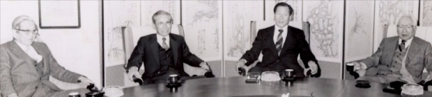1981년 국내 최초의 경제계 민간 싱크탱크인 한국경제연구원을 설립할 당시 회의하고 있는 모습. 왼쪽부터 이정림 대한유화 회장, 이병철 삼성 회장, 정주영 회장, 김용완 경방 회장.