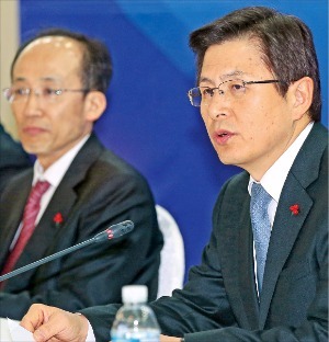 < ‘손톱 밑 가시’ 제거 > 황교안 국무총리가 3일 부산상공회의소에서 열린 ‘제3차 규제개혁 현장점검회의’에서 규제개선 방안을 논의하고 있다. 이날 정부는 유해물질 저장시설의 높이 기준 등 규제 35건을 개선하기로 했다. 연합뉴스