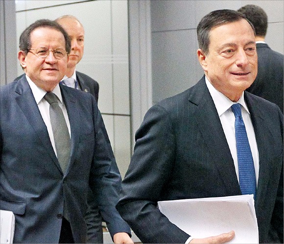 마리오 드라기 유럽중앙은행(ECB) 총재(오른쪽)가 3일(현지시간) 독일 ECB 본부에서 열린 통화정책회의를 마친 뒤 기자회견장에 들어서고 있다. 프랑크푸르트AFP연합뉴스