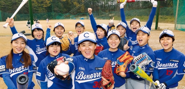 ‘2015 LG배 한국여자야구대회’ 챔프리그(1부) 우승팀인 서울CMS의 김주현 감독(앞줄 왼쪽 세 번째)과 선수들이 연습장인 경기 남양주 별내야구장에 모여 파이팅을 외치고 있다. 신경훈 기자 nicerpeter@hankyung.com