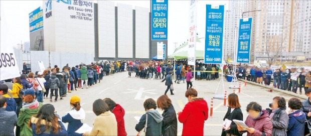 GS건설이 경북 포항시 대잠동 에서 문을 연 포항자이 모델하우스 앞에 방문객들이 길게 줄을 서있다. 주말까지 5일간 7만여명 이상이 다녀간 것으로 GS건설측은 집계했다. GS건설 제공