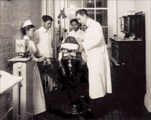 미국 치과의사 윌리엄 셰플리가 1915년 11월 개설한 세브란스병원 치과에서 치과 진료를 하고 있다. 연세의료원 제공 